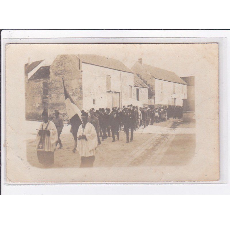GUERNES ? : carte photo d'une procession - très bon état