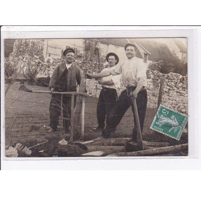 A LOCALISER : carte photo d'un groupe d'hommes travaillant à la création d'une barrière (bois - hache) - état