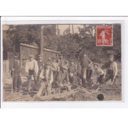 A LOCALISER : carte photo d'un groupe d'hommes travaillant au chemin de fer - très bon état