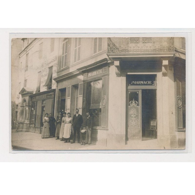 SOISSONS - carte photo - fruiterie - pharmacie - Près de la fontaine de la grosse tête - très bon état