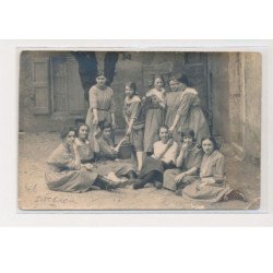 SISTERON - Femmes mangeant des cerises - très bon état