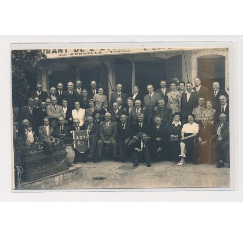 DIJON : Carte photo - Groupe de personnes posant devant le restaurant de Jean Bonnelle - très bon état