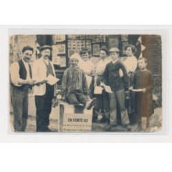 CHARLEVAL - groupe devant un magasin de cartes postales - Programme de la fête - état