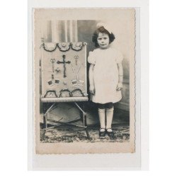 Carte photo - petite fille - présentoir à couture - très bon état
