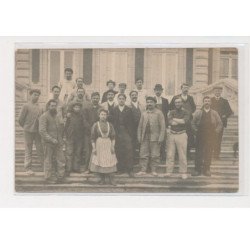 BEMECOURT - Carte photo - Hommes et femmes devant la façade du chateau de Souvilly - très bon état
