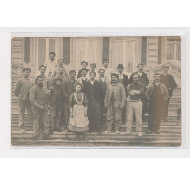 BEMECOURT - Carte photo - Hommes et femmes devant la façade du chateau de Souvilly - très bon état