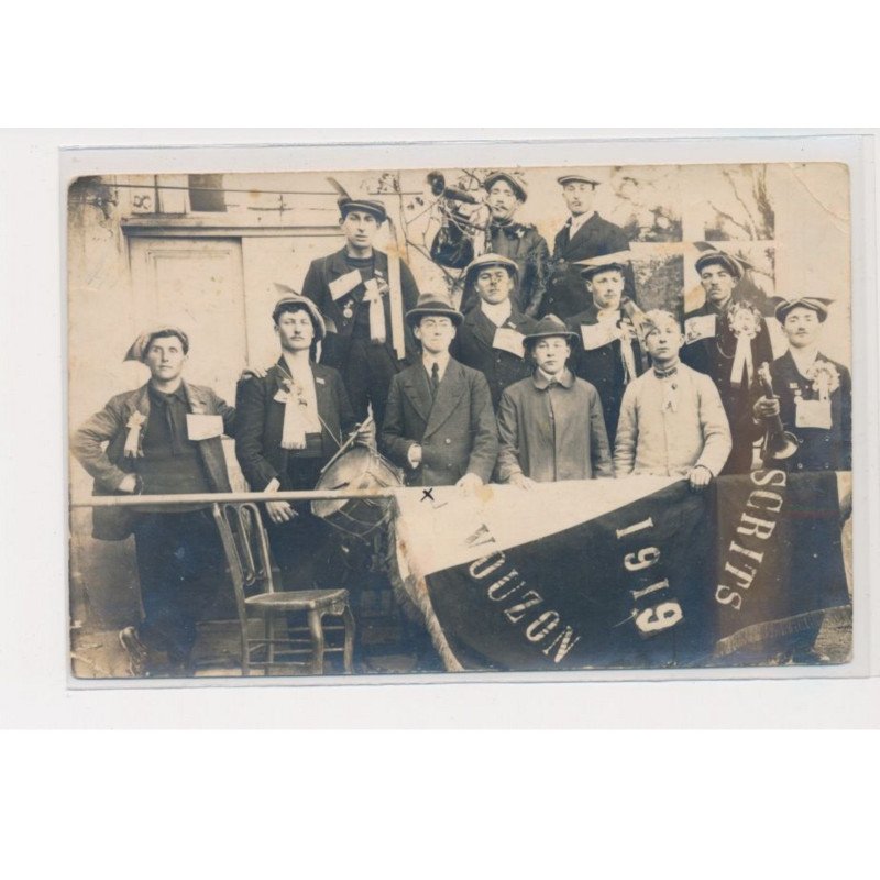 VOUZON - Carte photo - Hommes décorés - état