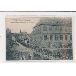 SAINT MICHEL SOUGLAND - Funérailles de Monsieur Savart - Le défilé des enfants - très bon état