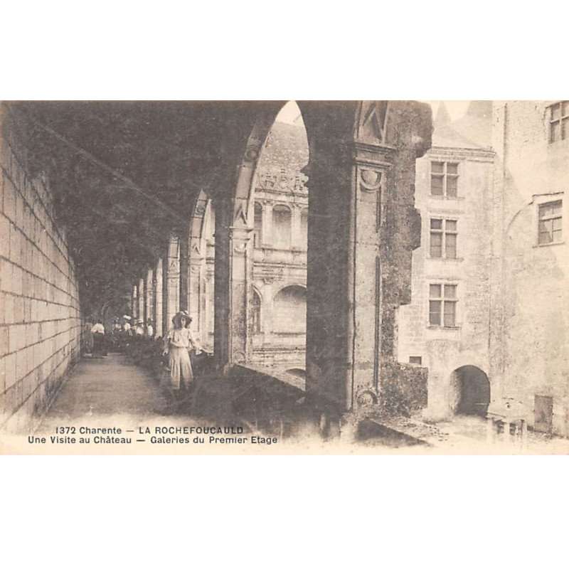 LA ROCHEFOUCAULD - Une visite au Château - Galeries du Premier Etage - très bon état