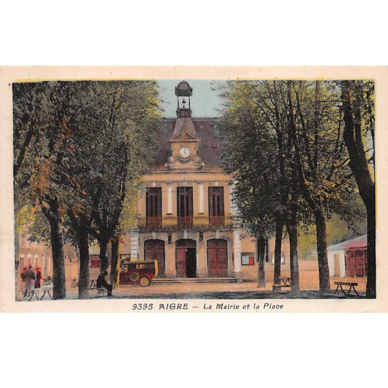 AIGRE - La Mairie et la Place - très bon état