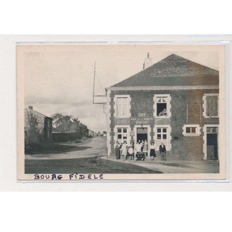 BOURG FIDELE - carte photo - place de la Roquette - très bon état