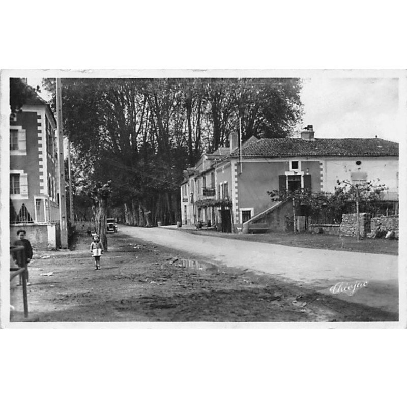 TOURTOIRAC - Route de Périgueux et les Platanes - très bon état