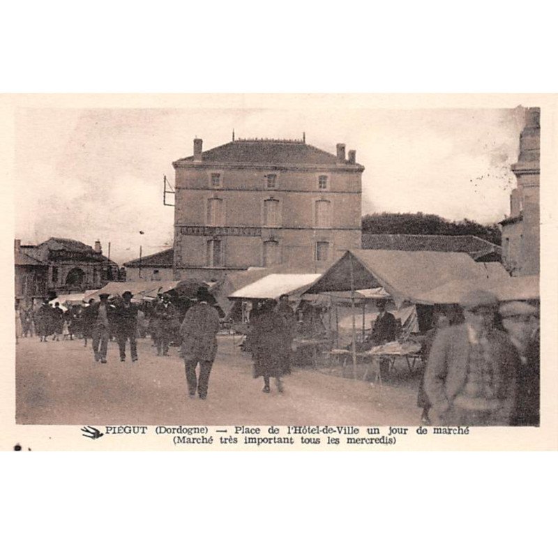 PIEGUT - Place de l'Hôtel de Ville un jour de Marché - très bon état