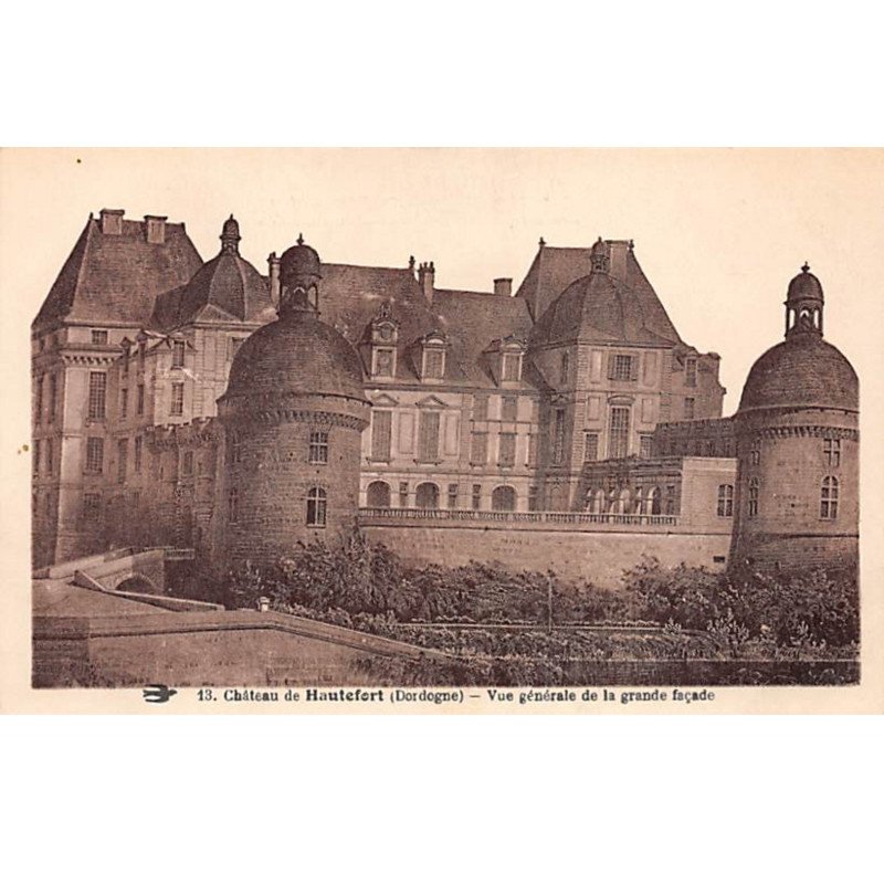 Château de HAUTEFORT - Vue générale de la grande façade - très bon état