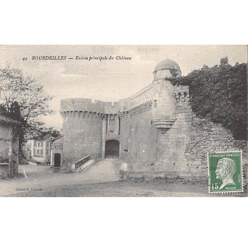 BOURDEILLES - Entrée principale du Château - très bon état