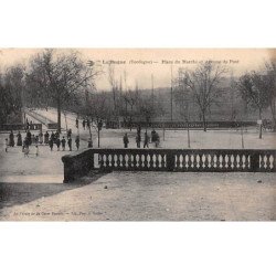 LE BUGUE - Place du Marché et Avenue du Pont - très bon état