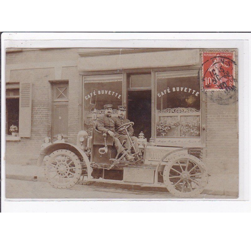 DOULLENS : carte photo de militaires en automobile devant un café - état