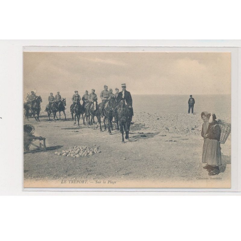 LE TREPORT - Sur la plage - militaires - très bon état
