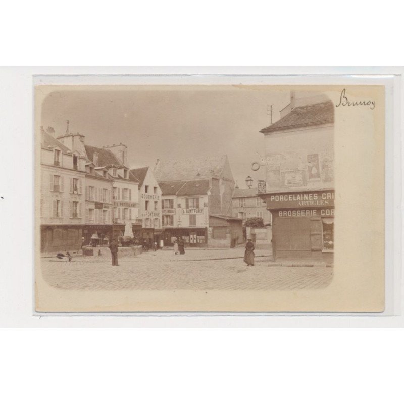 LAGNY SUR MARNE - Carte photo - Place de la Fontaine - très bon état