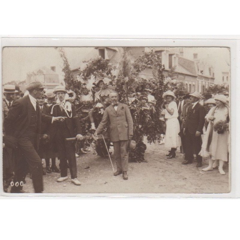 A LOCALISER : carte photo d'une cavalcade (photo CABINE 20 - Boullangez fils) - très bon état