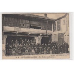 BOULOGNE SUR MER : un atelier de salaison (harengs) - bon état (adhérences au dos)