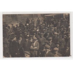 A LOCALISER : carte photo d'un groupe de personnes et d'un courrier postal (Poste) - état