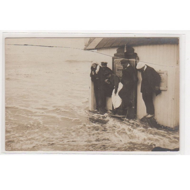 PARIS PLAGE : lot de 2 cartes photo de l'agence de location ROBERVAL (humouristique - scène de plage) - très bon état