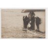 PARIS PLAGE : lot de 2 cartes photo de l'agence de location ROBERVAL (humouristique - scène de plage) - très bon état