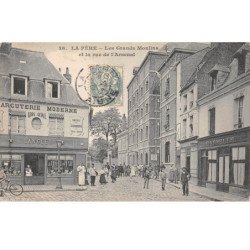 LA FERE - Les Grands Moulins et la Rue de l'Arsenal - très bon état