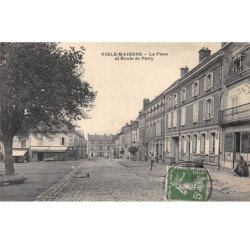 VIELS MAISONS - La Place et Route de Paris - très bon état