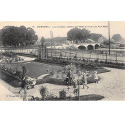 SOISSONS - Les nouveaux Jardins de l'Hôtel de Ville et le Pont Neuf - très bon état