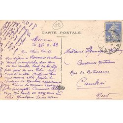 SISSONNE - Aux 100 000 Cartes Postales - Place de la Fontaine - très bon état