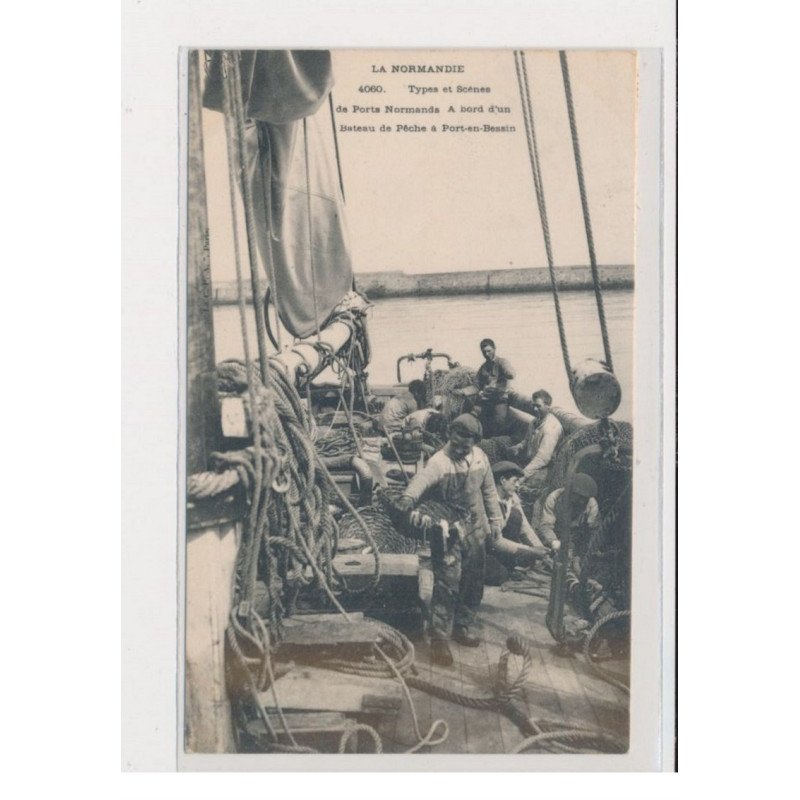 PORT EN BESSIN - Types et scènes de ports normands à bord d'un bâteau de pêche - très bon état