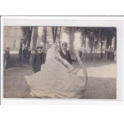 LA FERTE SOUS JOUARRE : carte photo d'un cygne fabriqué pour la fête des fleursen 1913 - très bon état