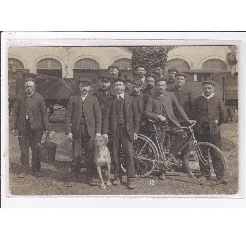 PARIS : carte photo de personnel de gare (posant devant un train) - très bon état