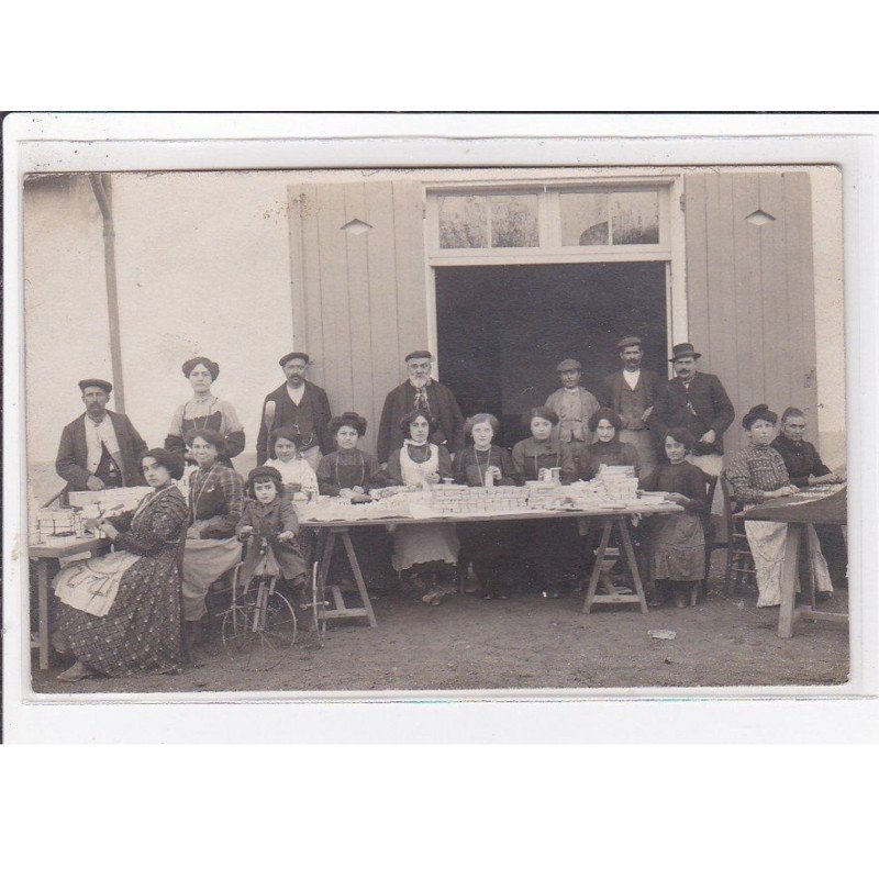 MARSEILLE : carte photo (photo REBOUL) (savon?)- bon état (traces au dos)