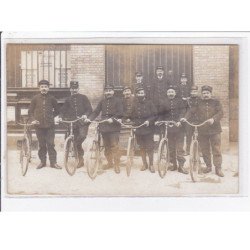 PARIS : carte photo de facteurs devant un bureau de Poste (texte sur les grèves)- très bon état