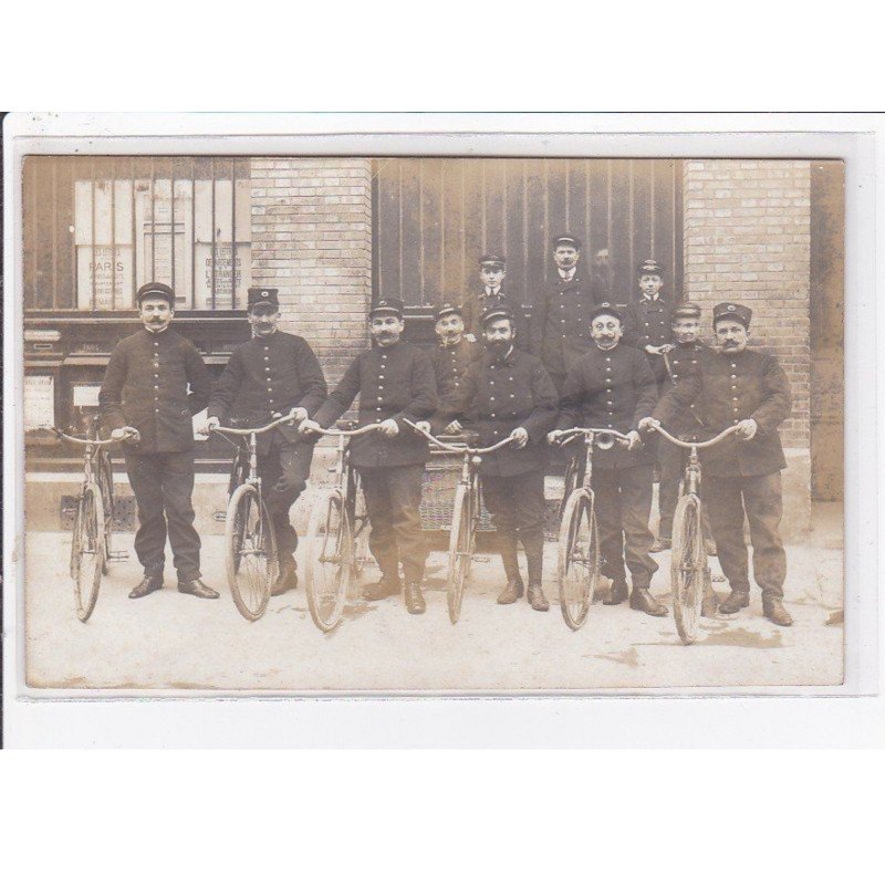 PARIS : carte photo de facteurs devant un bureau de Poste (texte sur les grèves)- très bon état