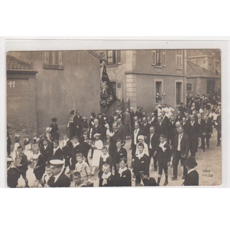MULHOUSE ? (environs) : carte photo d'un défilé - bon état (photo GRAF frères) MULHOUSE ? (environs) : carte photo d'un défilé - bon état (photo GRAF frères)