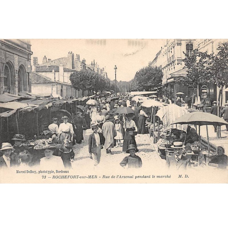 ROCHEFORT SUR MER - Rue de l'Arsenal pendant le marché - très bon état