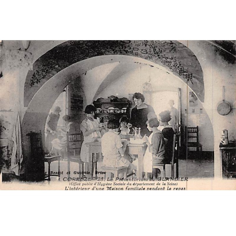 Le Préventorium du GLANDIER - L'Intérieur d'une Maison familiale pendant le repas - très bon état