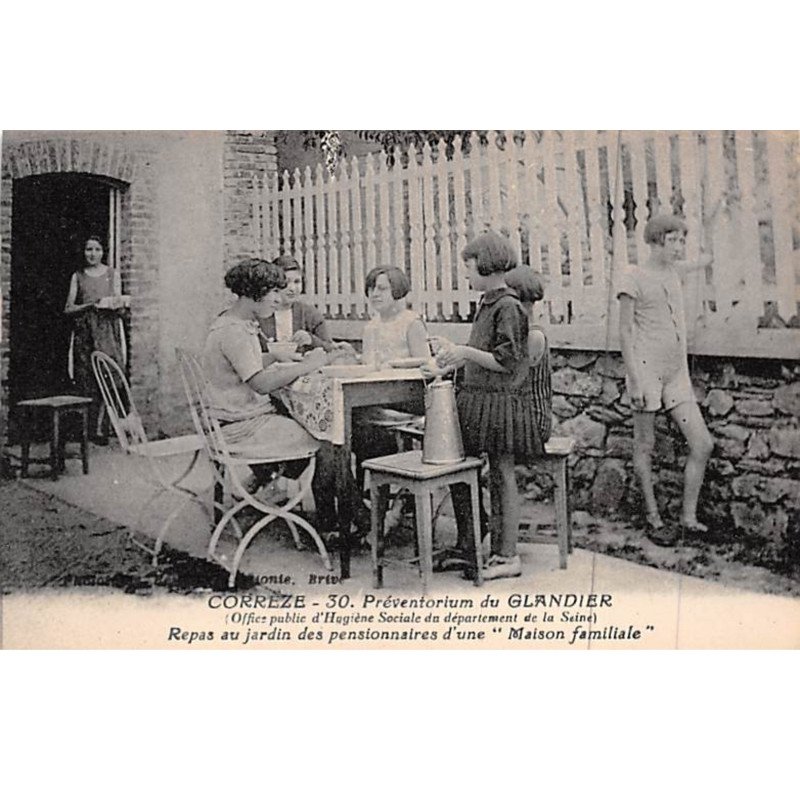 Le Préventorium du GLANDIER - Le repas au jardin des pensionnaires d'une Maison Familiale - très bon état