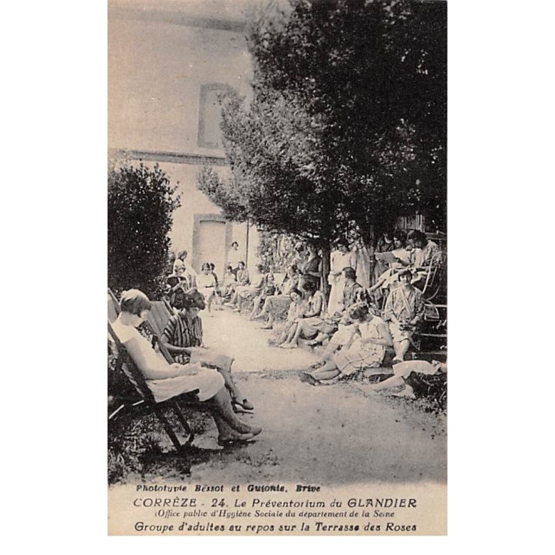 Le Préventorium du GLANDIER - Groupe d'adultes au repos sur la Terrasse des Roses - très bon état Le Préventorium du GLANDIER - Groupe d'adultes au repos sur la Terrasse des Roses - très bon état