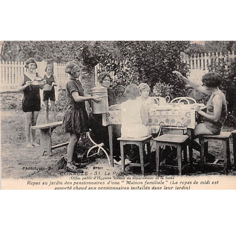 Le Préventorium du GLANDIER - Repas au jardin des pensionnaires d'une " Maison Familiale " - très bon état