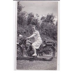MOTO : photo d'une femme sur une moto (format 10x6 cm) - très bon état