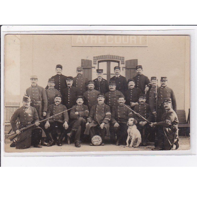 AVRECOURT : carte photo de militaires à la gare en 1915 - très bon état
