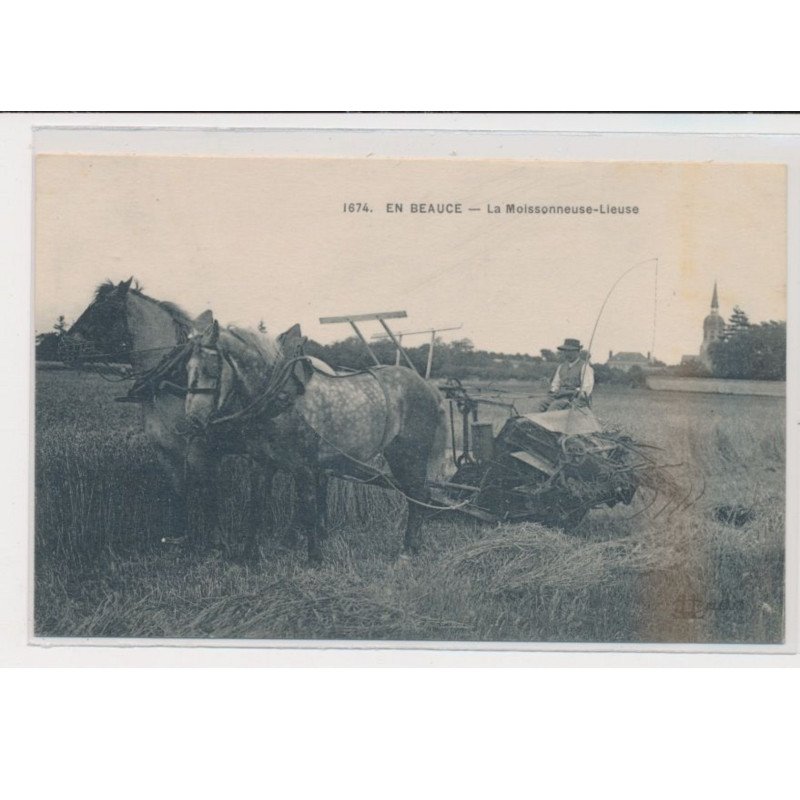 EN BEAUCE - la moissonneuse-lieuse - très bon état