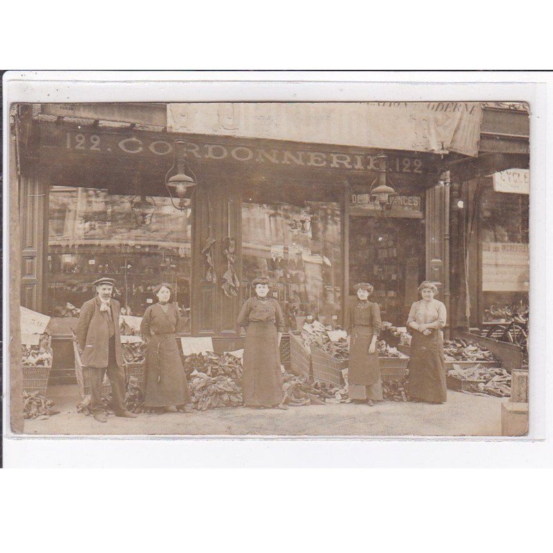 PARIS 11 ème : carte photo de la cordonnerie "aux Deux Alliances" au 122 boulevard Voltaire - très bon état