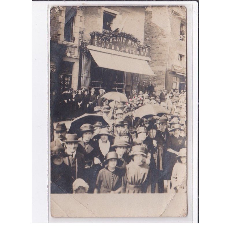 FLERS : carte photo d'un groupe devant la boucherie moderne Hannebicque - état FLERS : carte photo d'un groupe devant la boucherie moderne Hannebicque - état