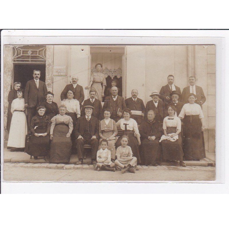 A LOCALISER : carte photo d'un groupe devant l'hotel OGIER (journal la Haute Loire) - état